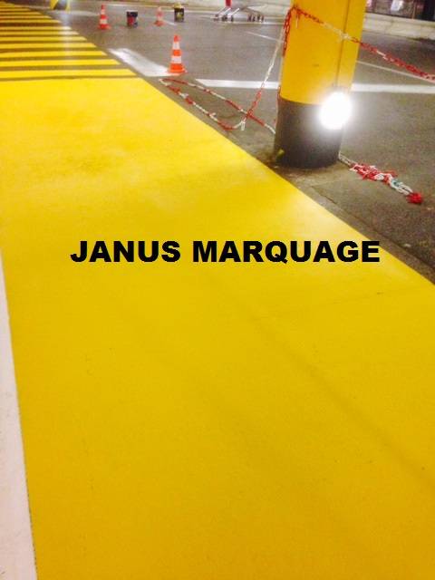 Marquage au sol d'un cheminement piéton jaune à Auchan la Seyne sur Mer