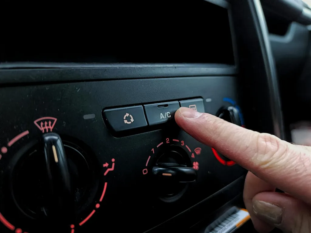 Comment savoir si la clim voiture est à recharger et que faire pour la réparer ?